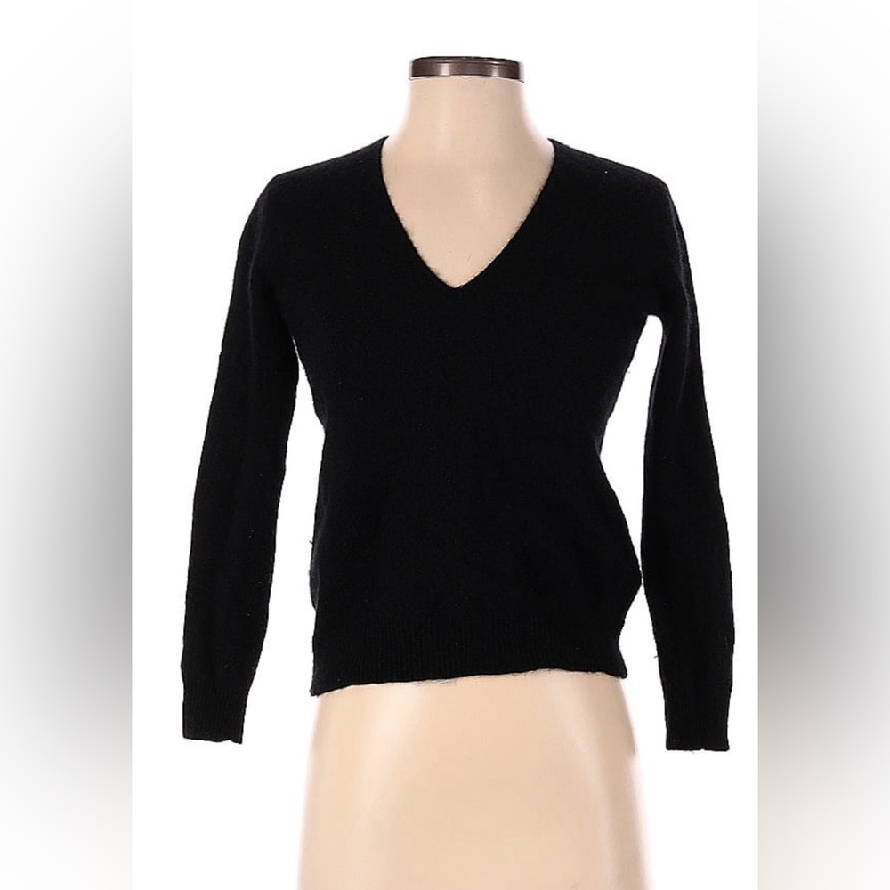 Gorgeous Theory Black V neck Sweater